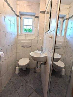 Gästetoilette mit Fenster