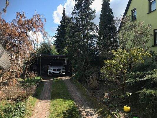 Doppelcarport mit Zufahrt