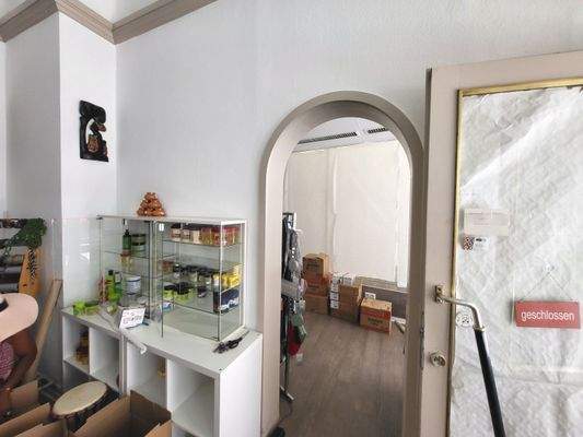 Ladenraum links mit Durchgang zum Ladenraum rechts