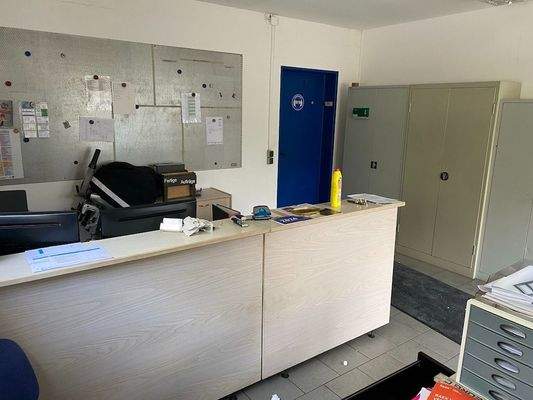Büro mit Zugang zur Halle
