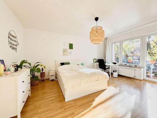 Lichtdurchflutet mit Zugang zur Loggia...