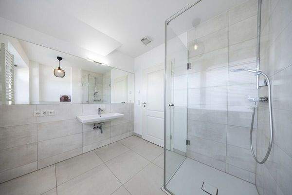 Tageslicht-Kinder-Duschbad Dachgeschoss