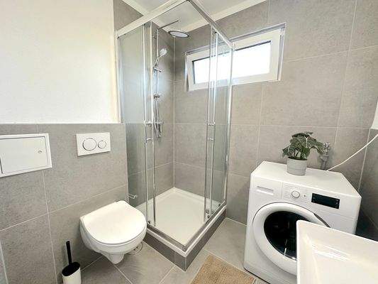 Modernes Badezimmer mit Dusche