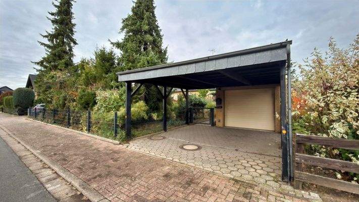 Grundstückseingang/Carport