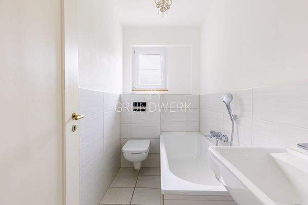 Badezimmer mit WC und Badewanne