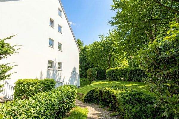 Treppe mit niedriger Steigung zum Eingangsbereich Souterrain