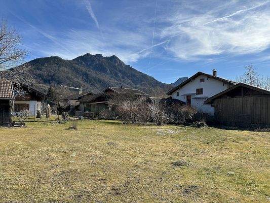 Das Grundstück in zweiter Reihe mit Bergblick 