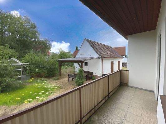 Blick von Balkon auf Freisitz und Gerätehaus