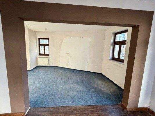 Sicht vom Empfangsbereich in den hinteren Raum.jpg