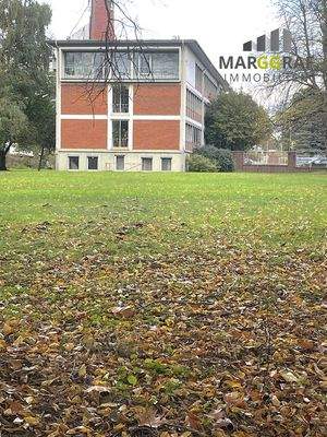 Bürogebäude und Umgebung