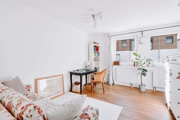 Arbeitszimmer mit viel Tageslicht