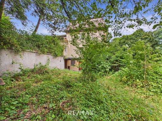 Grundstück seitlich vom Altbau