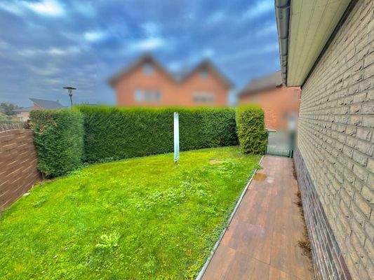 seitlicher Zugang zum Garten