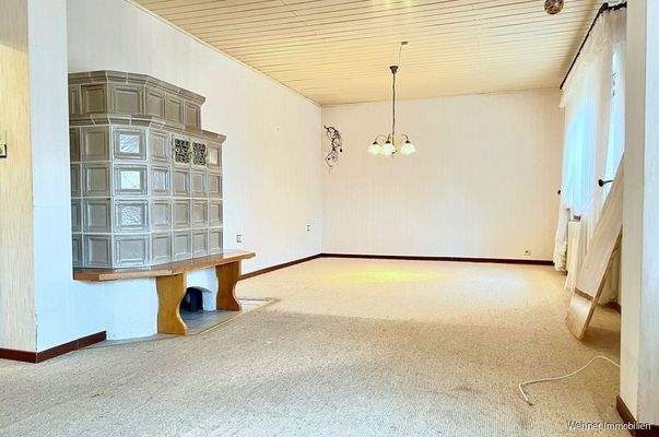 Wohnzimmer mit Kachelofen