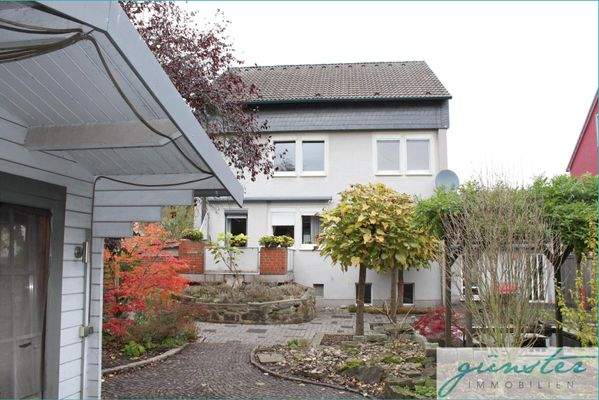 Rückansicht mit Teich und Gartenhaus