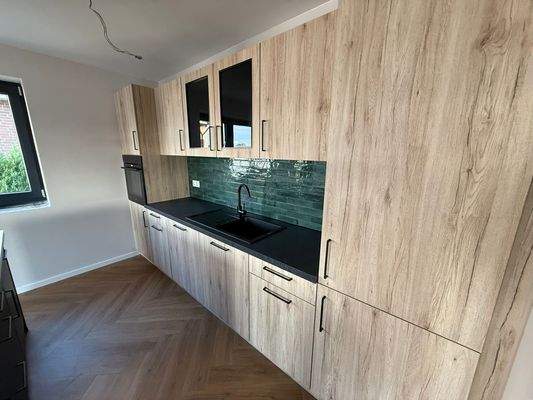 Moderne Küche mit Holzelementen