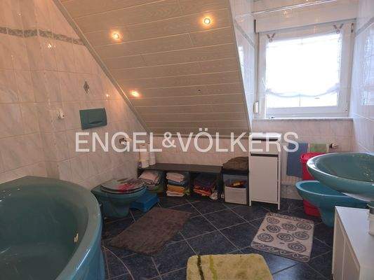 Tageslichtbad mit Wanne im DG