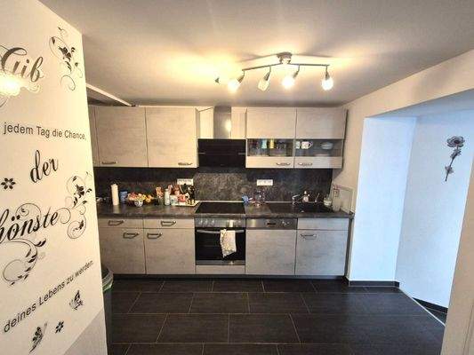 offene Küche mit Einbauküche