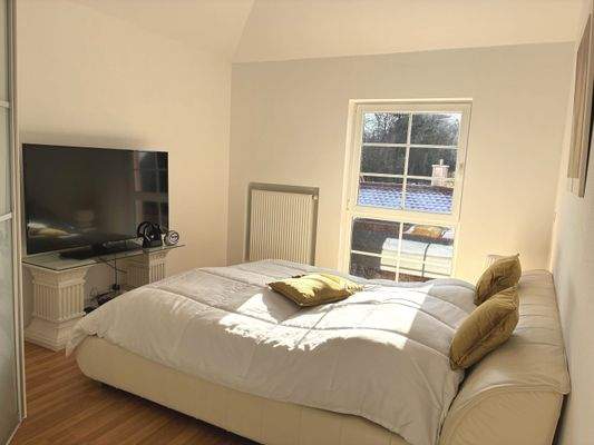 Schlafzimmer OG mit Zugang zum Büro und Ankleide