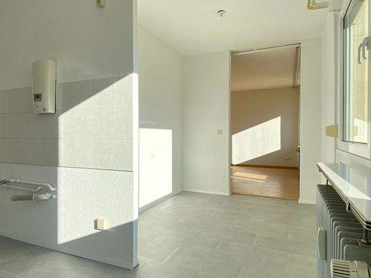 Küche mit Blick zum Essbereich/Wohnen