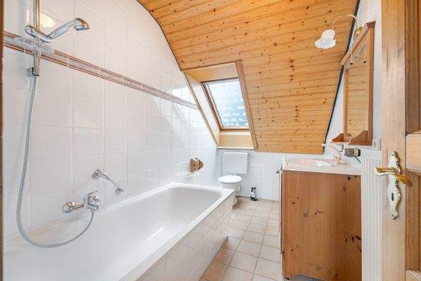 Wannenbad mit angenehmem Tageslicht