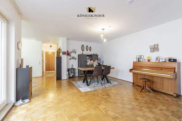 Großzügiger Wohn- und Essbereich mit Zugang zur Terrasse