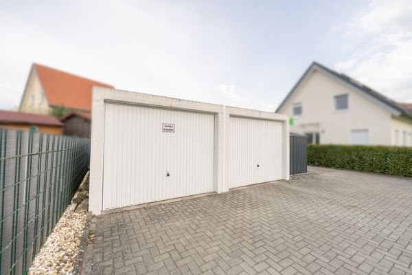 Die rechte Garage gehört zum Haus