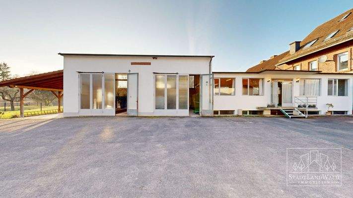 Blick auf Werkstatthallen, Lager, überdachte Terrasse