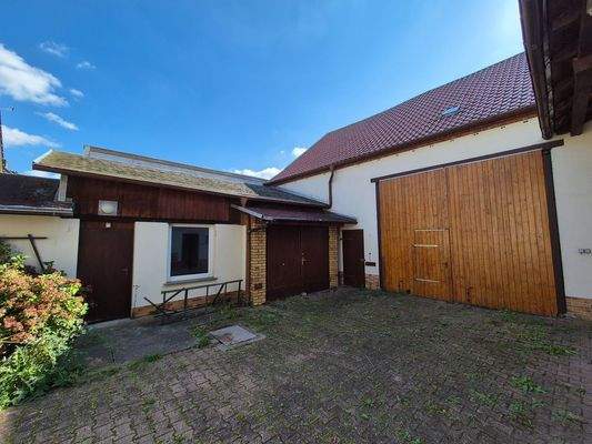 5. Hofansicht Scheune und Garage