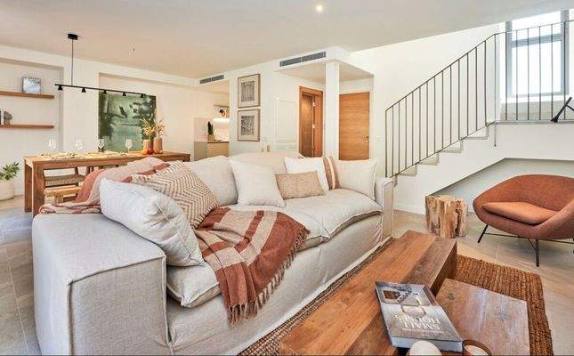 Modern gestalteter Wohnraum mit fließendem Übergang zum Essbereich