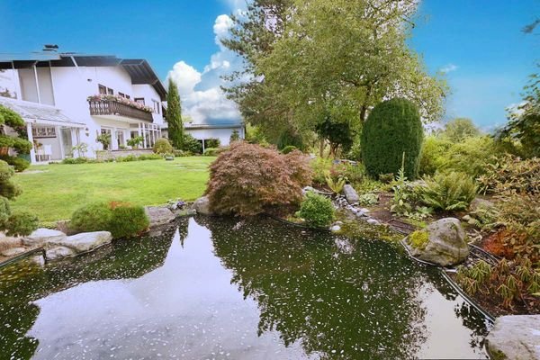 Fantastische Außenanlage mit Schwimmteich