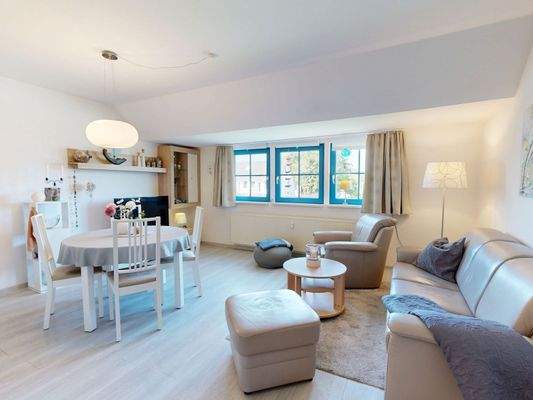 Lichtdurchfluteter Wohn- und Essbereich