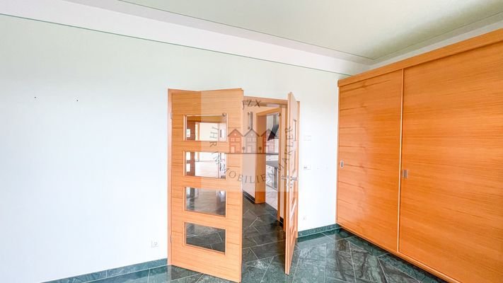 Eingangsbereich mit Einbauschränken für Garderobe