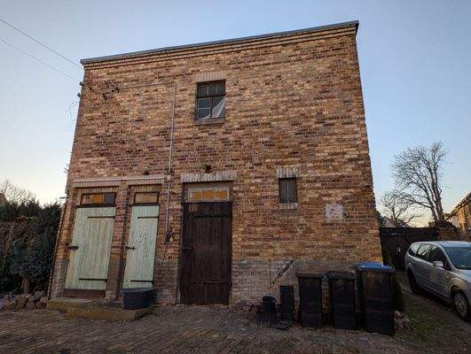 Nebengelass auf dem Hof