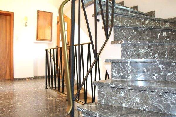 Diele Erdgeschoss mit Marmortreppe