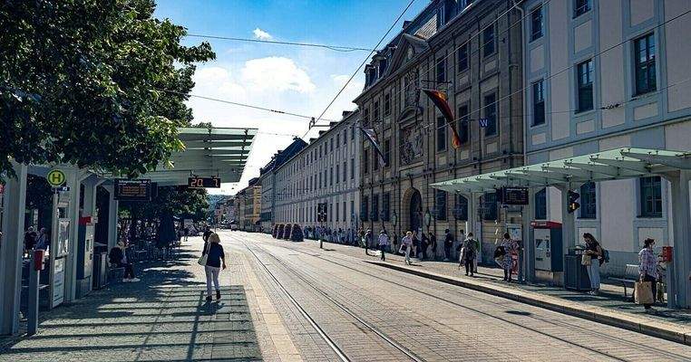 Juliuspromenade-wuerzburg-haltestelle-fussgaenger.