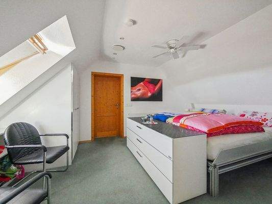 Schlafzimmer b (4-Raum-Maisonettewohnung, Haus Nr. 9)