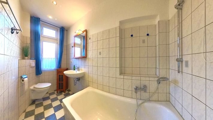 Wannenbad im Erdgeschoss WE 1