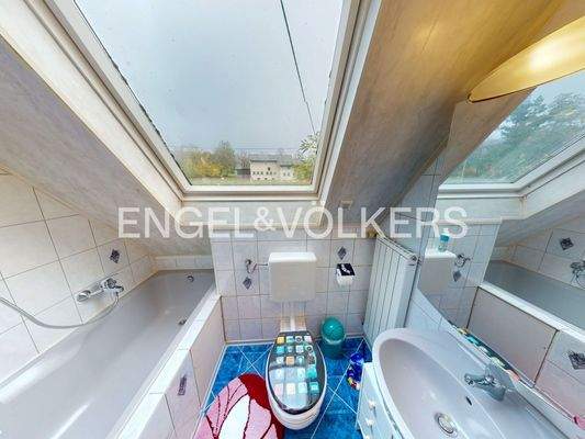 Badezimmer im Obergeschoss mit Badewanne