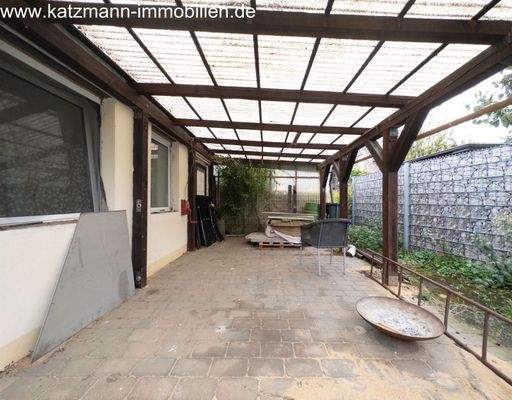 Überdachter Terrassenbereich hinter dem Lagerraum