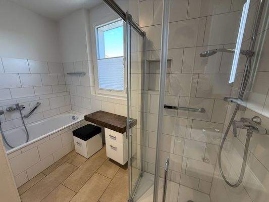 Hauptbad m. Dusche  Wanne