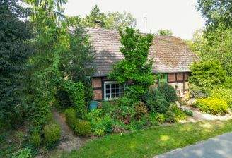 Ansicht Eingang mit Vorgarten 