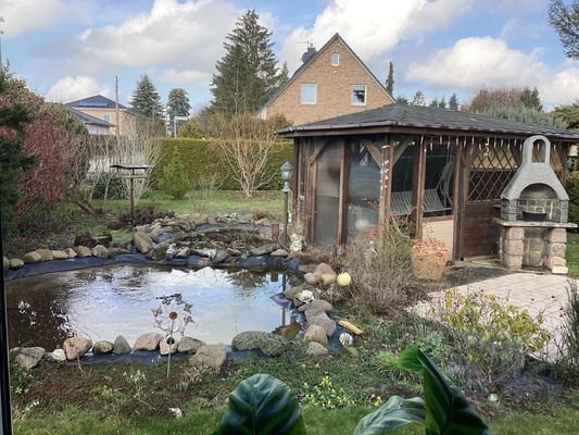 Blick in den Garten mit Teich