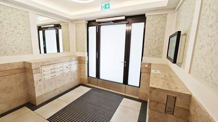 gepflegter Hauseingang