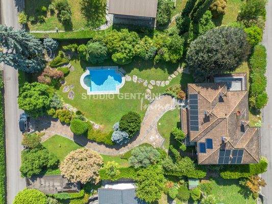 giardino con piscina