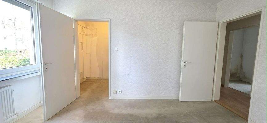 Schlafzimmer mit Ankleideraum