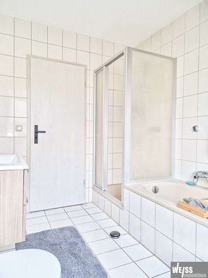 Bad mit Dusche und Wanne