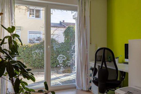 Zauberhafte Maisonette-Gartenwohnung mit XXL-Garage, Carport und eigenem Garten – Baujahr 2007