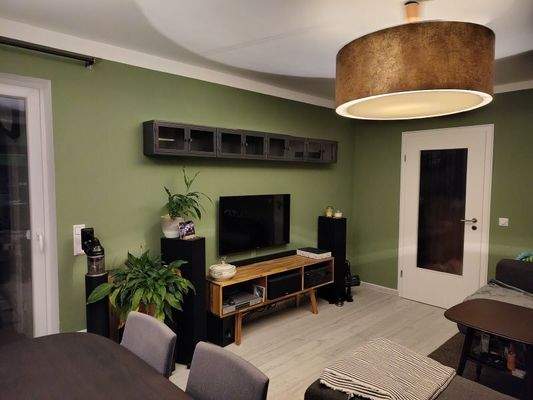 Wohnzimmer mit Balkonzugang