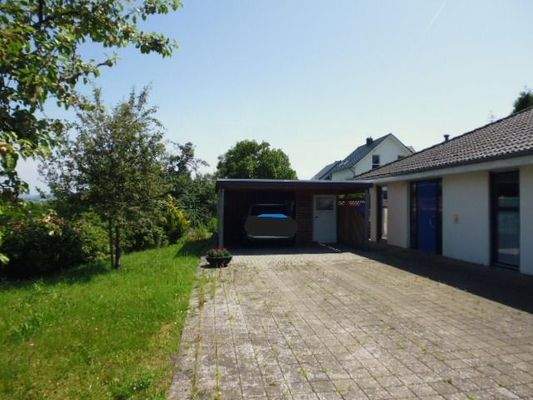 Carport und Stellplätze